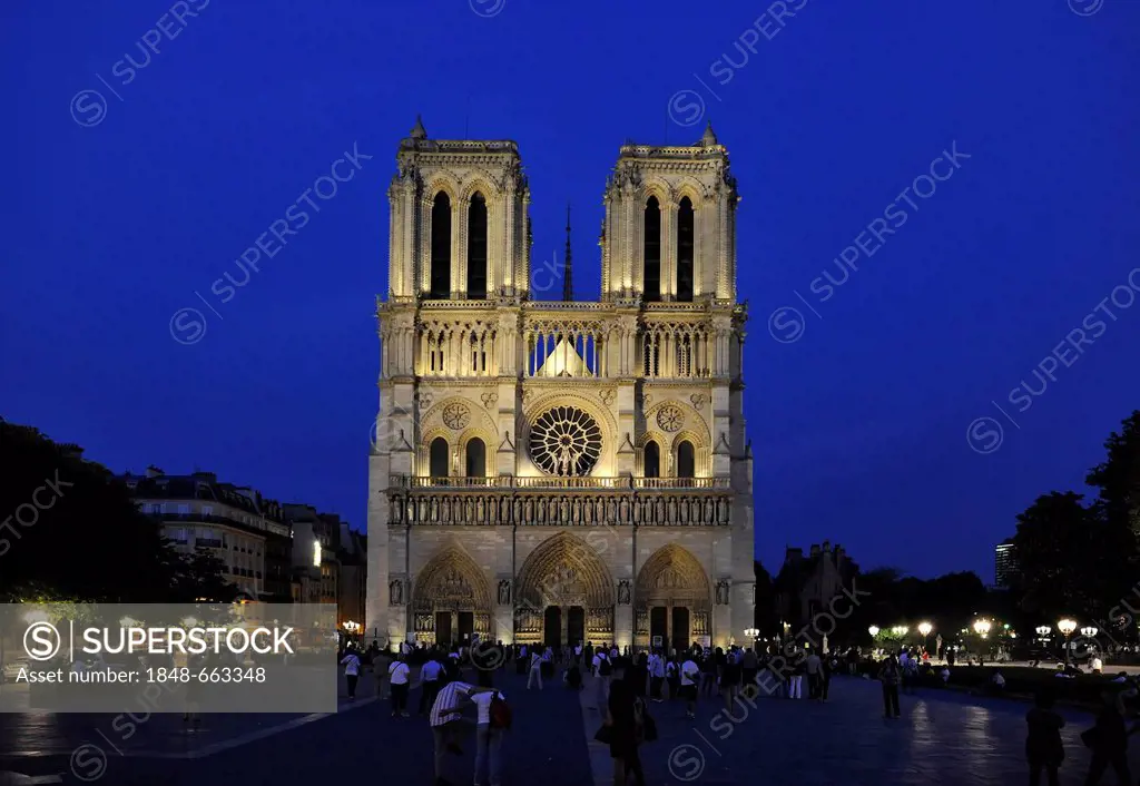 Night shot, western facade of Notre Dame Cathedral, Ile de la Cité, Paris, France, Europe