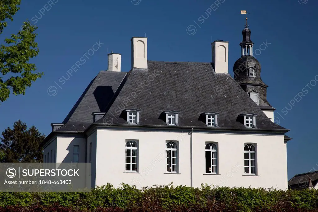 Schloss Gartrop, a moated castle, Hohe Mark Nature Reserve, Muensterland, North Rhine-Westphalia, Germany, Europe