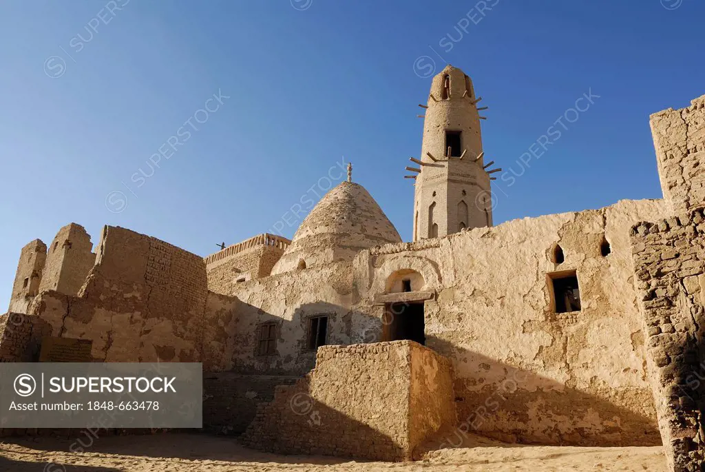 Minaret of the Nasr el Din Mosque, El Qasr, Dakhla Oasis, Western Desert, Egypt, Africa