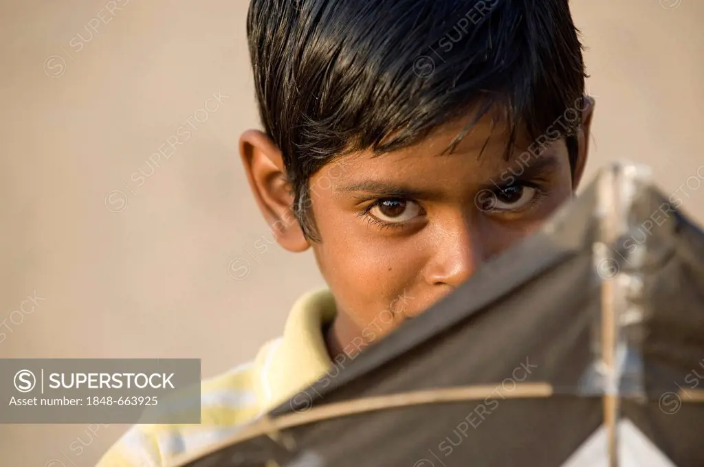 Boy with a kite, portrait, Sanganer dyeing centre near Jaipur, Rajasthan, India, Asia