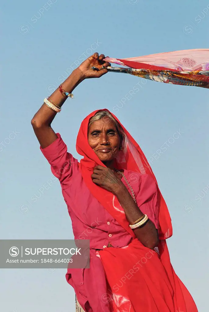 Woman drying sari, Ram Devra, Thar Desert, at Pokaran or Pokhran, Rajasthan, North India, India, Asia