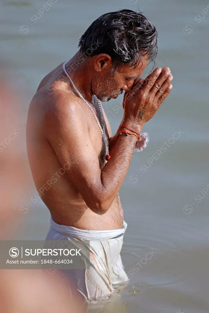 Man praying, Ram Devra pilgrimage, Ram Devra, Thar Desert, at Pokaran or Pokhran, Rajasthan, North India, India, Asia