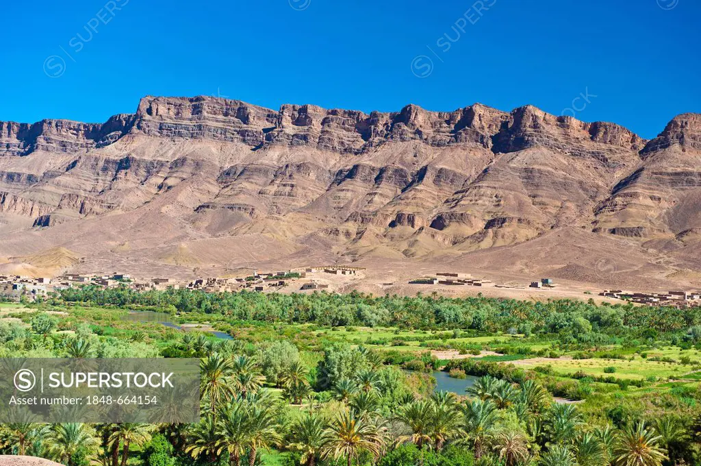 Draa-Valley with palm grove and small villages and the Djebel Kissane mountain, Agdz, Draa-Valley, Southern Morocco, Morocco, Africa