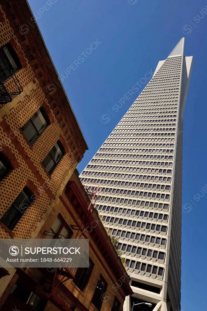 Old houses in front of the Transamerica Pyramid skyscraper, Financial District, San Francisco, California, United States of America, USA, PublicGround