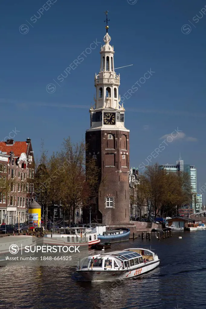 Montelbaanstoren military and defence tower, Oude Schans canal, Amsterdam, The Netherlands, Europe