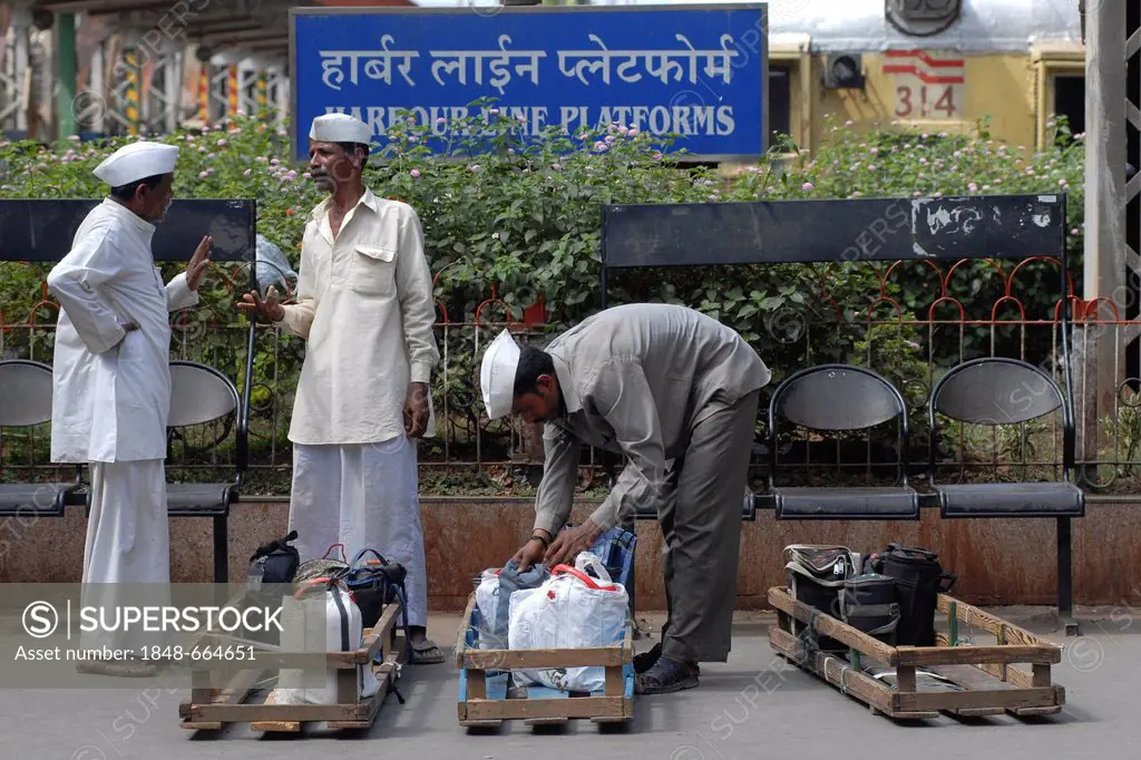 Dabba wallahs or food deliverers with Dabbas or food containers, Mumbai, India, Asia