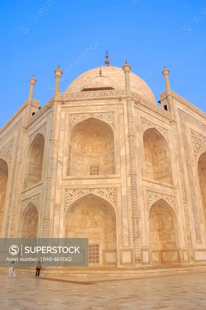 Taj Mahal, mausoleum, built by Mughal emperor Shah Jahan in memory of his third wife, Mumtaz Mahal, who died in 1631, UNESCO World Heritage Site, Agra...