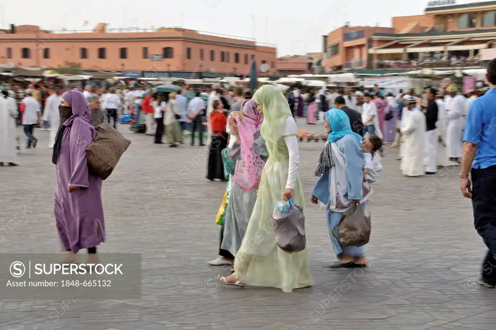Moroccan women, Djemaa el Fna, Medina, old town, UNESCO World Heritage Site, Marrakech, Morocco, Africa