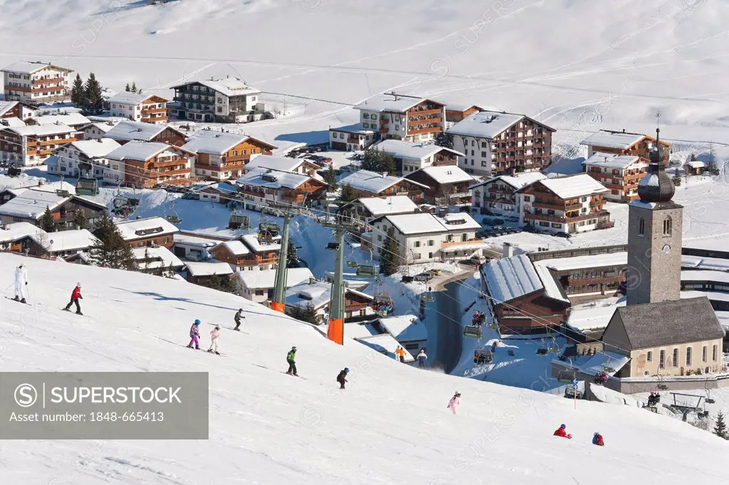 Skiing school, ski lessons for children, skiers, ski slope, Lech am Arlberg, Vorarlberg, Austria, Europe