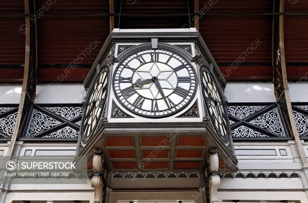 Historic station clock in the main hall, London Paddington station, London, England, United Kingdom, Europe