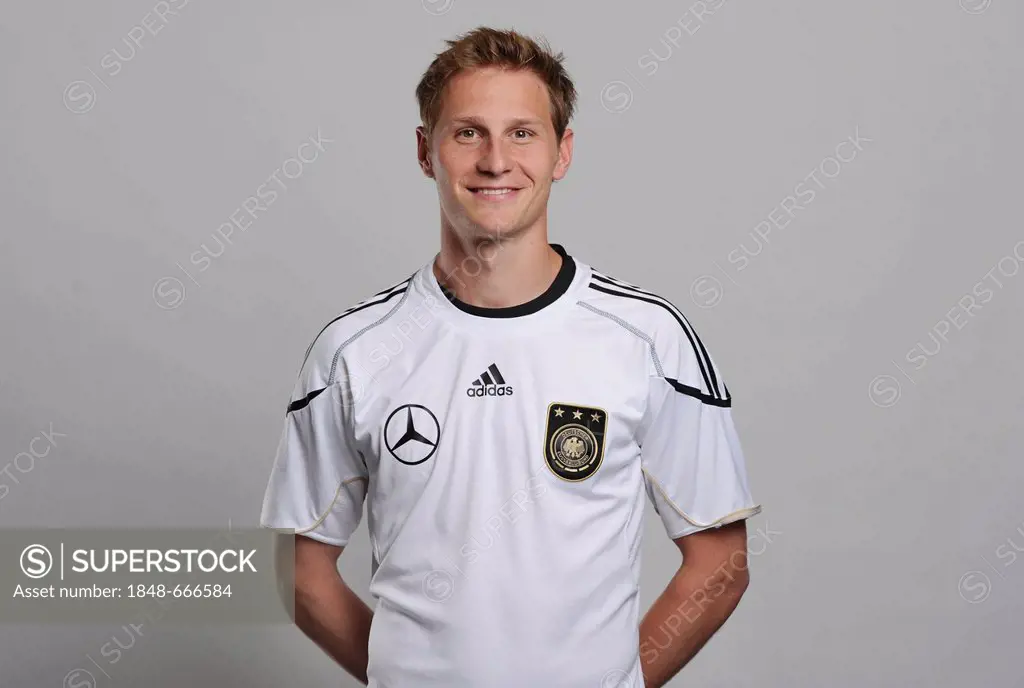 Benedikt Hoewedes, official portrait of the German National Football Team