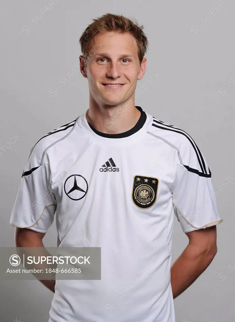 Benedikt Hoewedes, official portrait of the German National Football Team