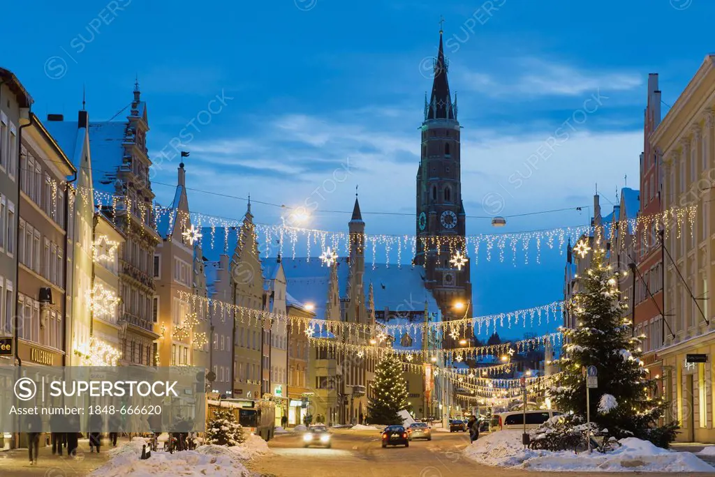 Old town with St. Martin's Church and Christmas tree in winter, Landshut, Lower Bavaria, Bavaria, Germany, Europe