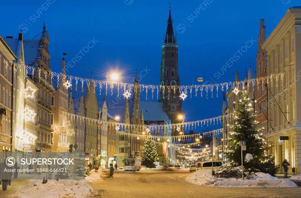 Old town with St. Martin's Church and Christmas tree in winter, Landshut, Lower Bavaria, Bavaria, Germany, Europe