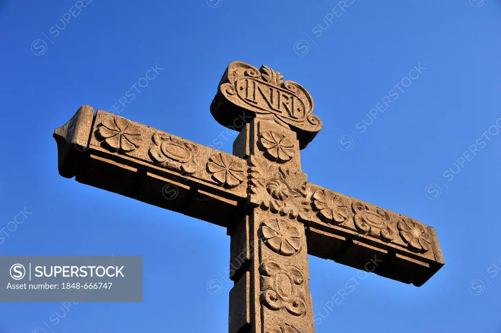 Stone cross in front of the church of Iglesia Nuestra Senora de los Remedios, built on the pre-Hispanic Pyramid of Cholula, San Pedro Cholula, Puebla,...
