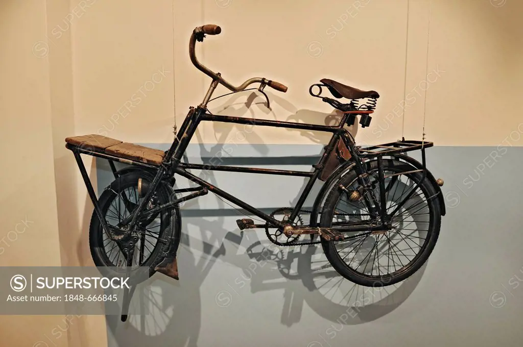 Mit Sack und Pack special exhibition, bicycle from 1930, Bauernhausmuseum Amerang farmhouse museum, Amerang, Bavaria, Germany, Europe