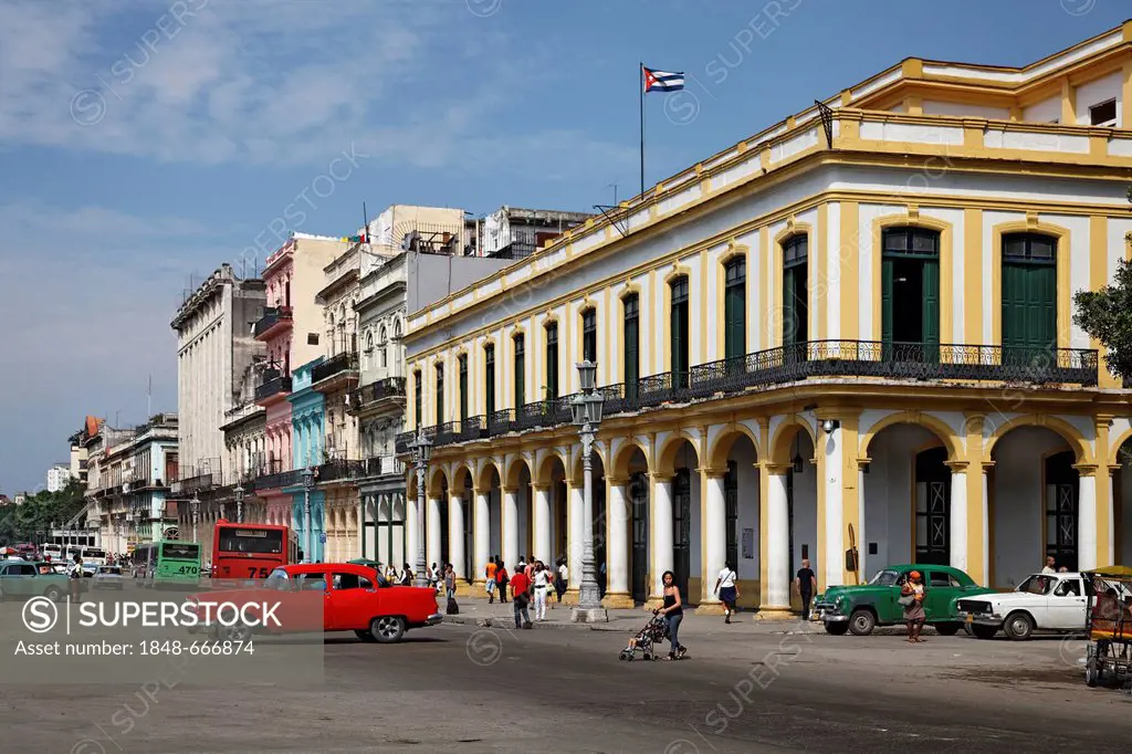 Street, Parseo de Martí, pittoresque, dilapidated facade, passers-by, cars, Cuban flag, Villa San Cristobal de La Habana, old town, La Habana, Havana,...