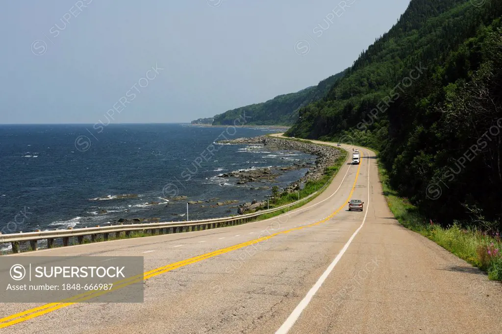Coastal road along the St. Lawrence River, off La Martre, Gaspésie or Gaspé Peninsula, Quebec, Canada