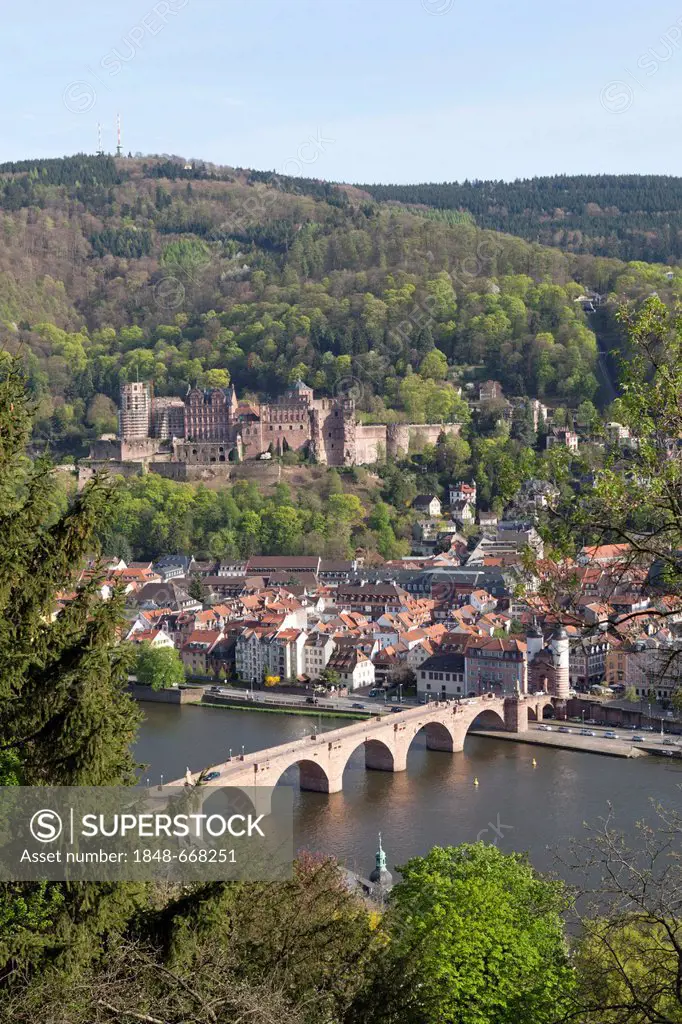 City view with Alte Bruecke bridge and the Neckar river, Heidelberg, Baden-Wuerttemberg, Germany, Europe