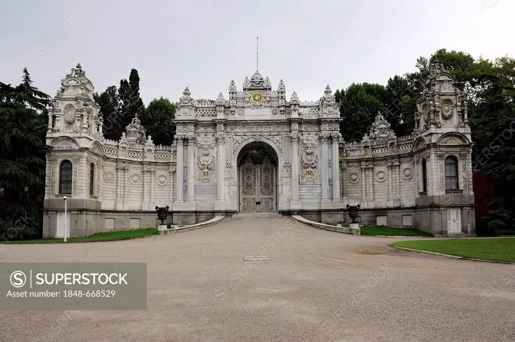 Sultan's gate, Dolmabahce Sarayi, Dolmabahce Palace, Besiktas, Istanbul, Turkey