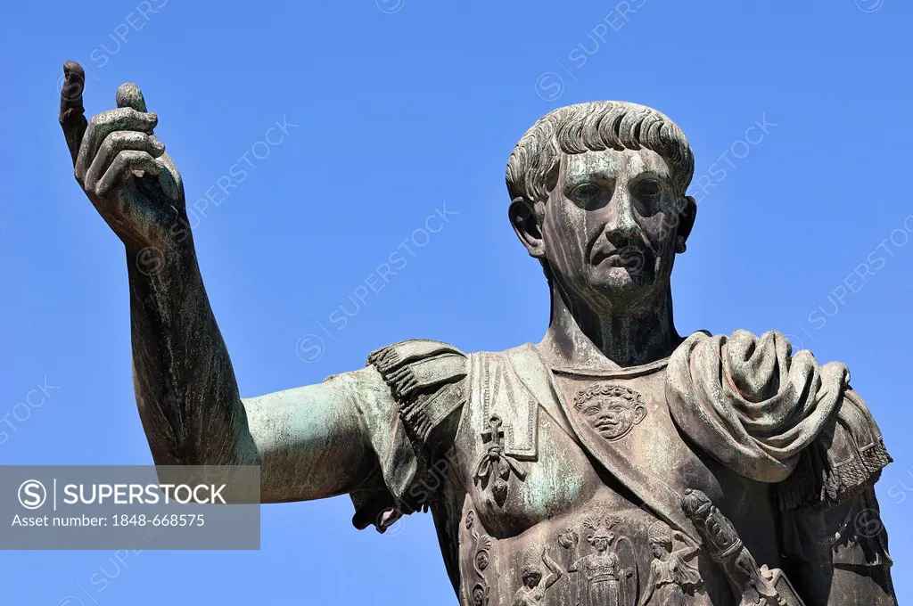 Mperor Julius Caesar, bronze statue, Via dei Fori Imperiali, Rome, Lazio, Italy, Rome