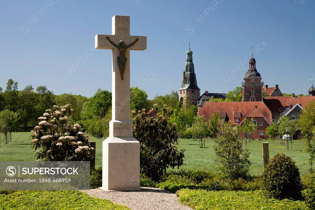 Crucifix and castle, Raesfeld, Hohe Mark Nature Reserve, Muensterland, North Rhine-Westphalia, Germany, Europe