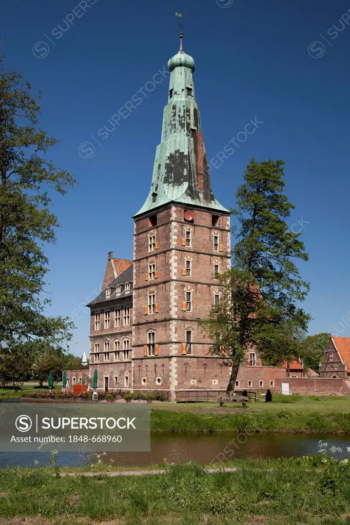 Moated castle, Raesfeld, Hohe Mark Nature Reserve, Muensterland, North Rhine-Westphalia, Germany, Europe