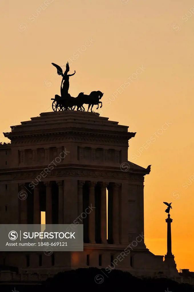 Quadriga with Victoria, the goddess of victory, Monument of Victor Emmanuel II in the evening, Rome, Lazio region, Italy, Europe
