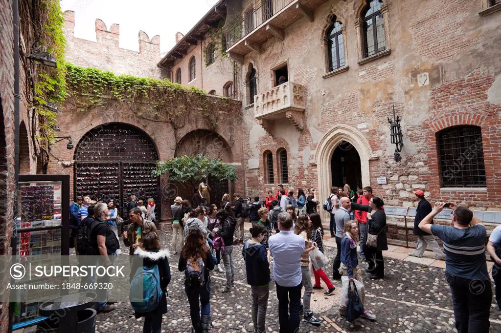 Tourists in the courtyard of Juliet's House, Casa di Giulietta, Verona, Veneto, Italy, Europe