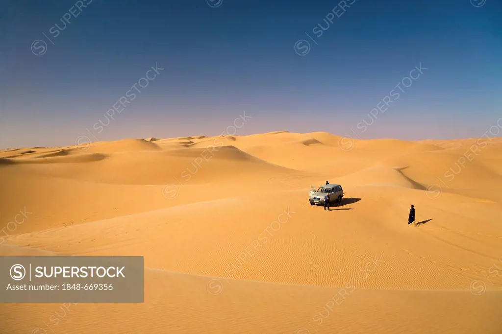 Jeep in the sand desert, Libya, Sahara, Africa