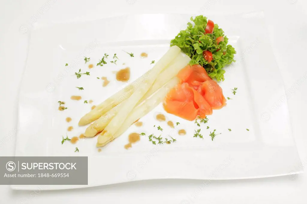 White asparagus with smoked salmon, green salad and balsamic vinaigrette
