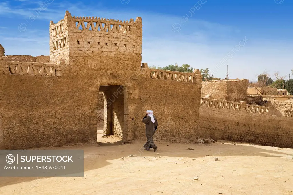 City gate in the old town of Ghat, Libya, Sahara, North Africa, Africa