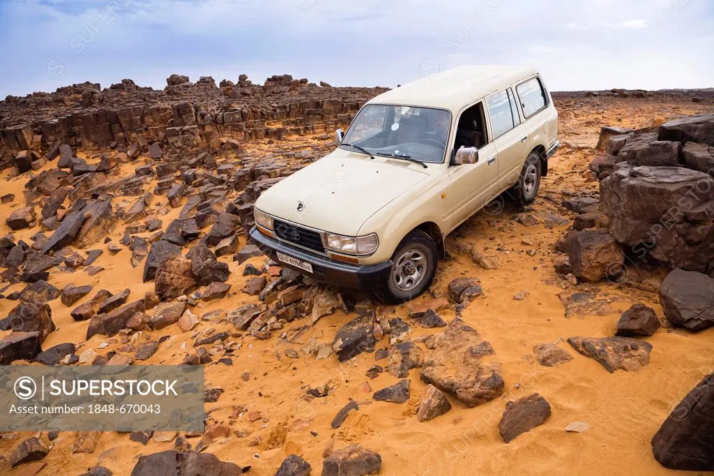 Jeep in the Libyan desert, Stony Desert, Acacus Mountains or Tadrart Acacus, Libya, North Africa, Africa
