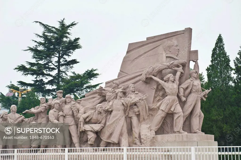 Communist stone monument, people with the flag of Mao Zedong, Tiananmen Square, Tiananmen Square, Beijing, People's Republic of China, Asia