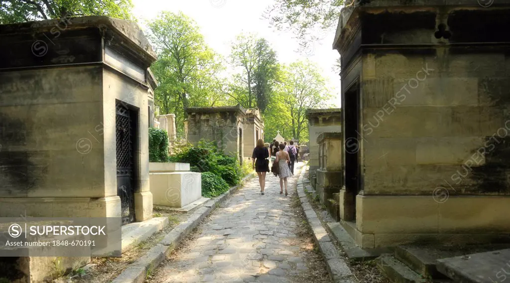 Alley, Pere Lachaise Cemetery, Paris, France, Europe