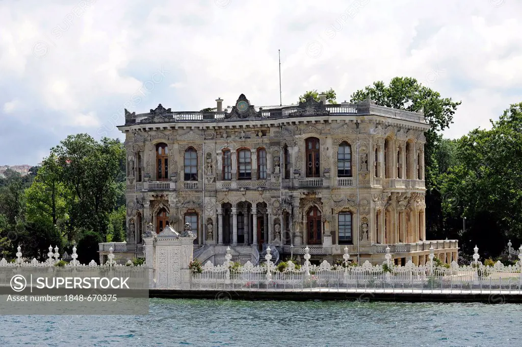Kueçueksu palace or Kueçueksu Kasri, mansion, Ottoman palace, Bosphorus, Bogazici, Asian banks, Beykoz, Istanbul, Turkey