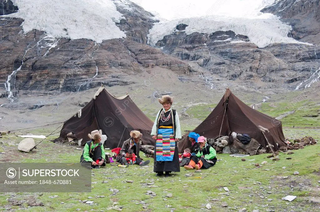 Tibetans, tents made of yak wool, camp on the Karo-La glacier, between Nanggartse and Gyantse, Himalaya Range, Central Tibet, Ue-Tsang, Tibet Autonomo...