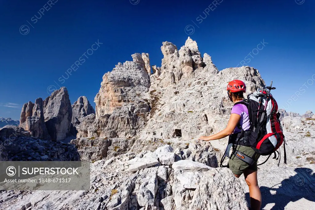 Hiker during the ascent to Paternkofel pass, in front of the Three Peaks, Alta Pusteria, Sesto, Dolomites, Alto Adige, Italy, Europe