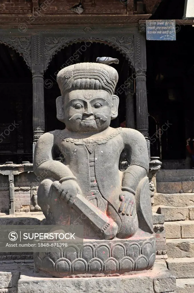 Stone statue, Malla ringer in front of the Dattatreya Temple, Tachupal Tole, Bhaktapur, UNESCO World Heritage Site, Nepal, Asia