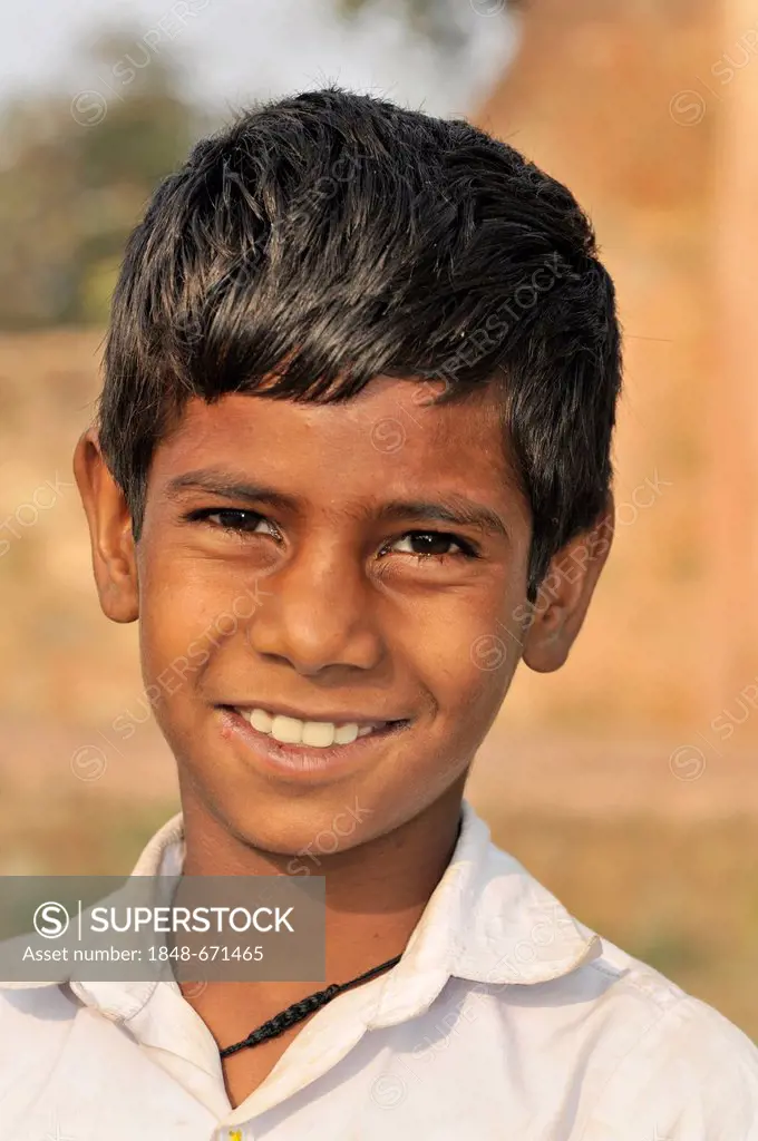 Indian boy, portrait, Orchha, Madhya Pradesh, North India, India, Asia