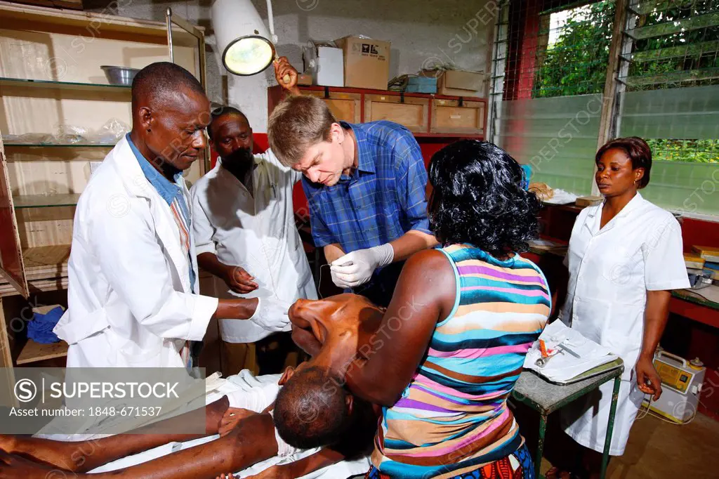Doctor treating an HIV-patient, ward round, hospital, Manyemen, Cameroon, Africa