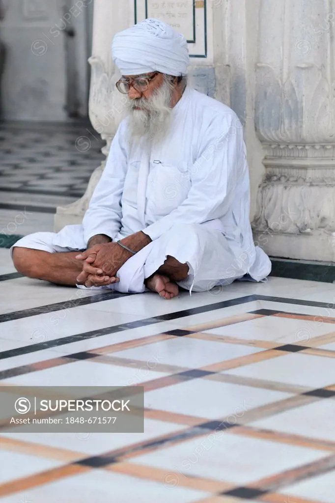 Sikh, Harmandir Sahib or Golden Temple, Amritsar, Punjab, North India, India, Asie