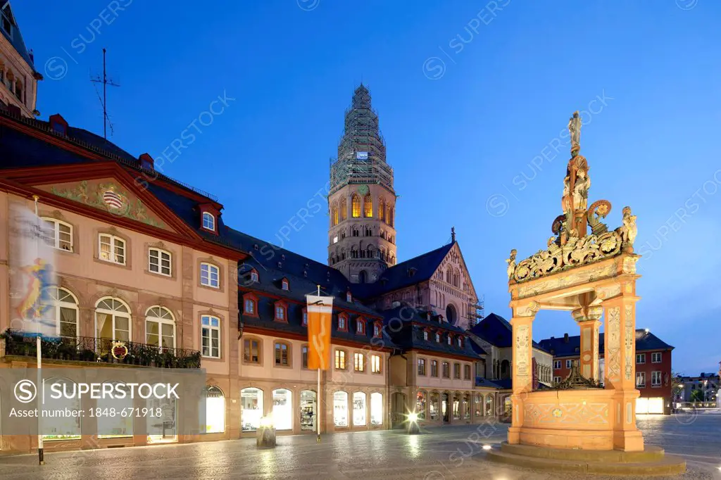 Marktbrunnen market well and Mainz Cathedral or St. Martin's Cathedral, Mainz, Rhineland-Palatinate, Germany, Europe, PublicGround
