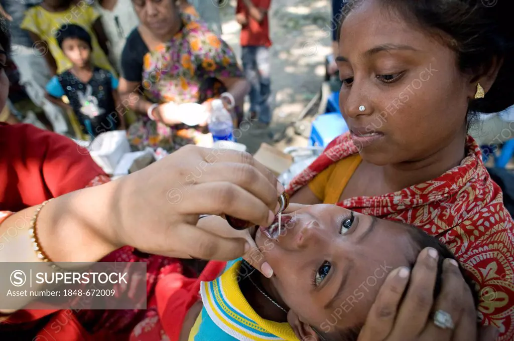 Woman with small child, vaccination campaign for children by the German Doctors for Developing Countries in Calcutta, Kolkata, West Bengal, India, Asi...