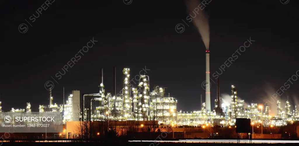 Night view, Mitteldeutsche Erdoel-Raffinerie oil refinery, Leuna chemical site, Leuna, Saxony-Anhalt, Germany, Europe