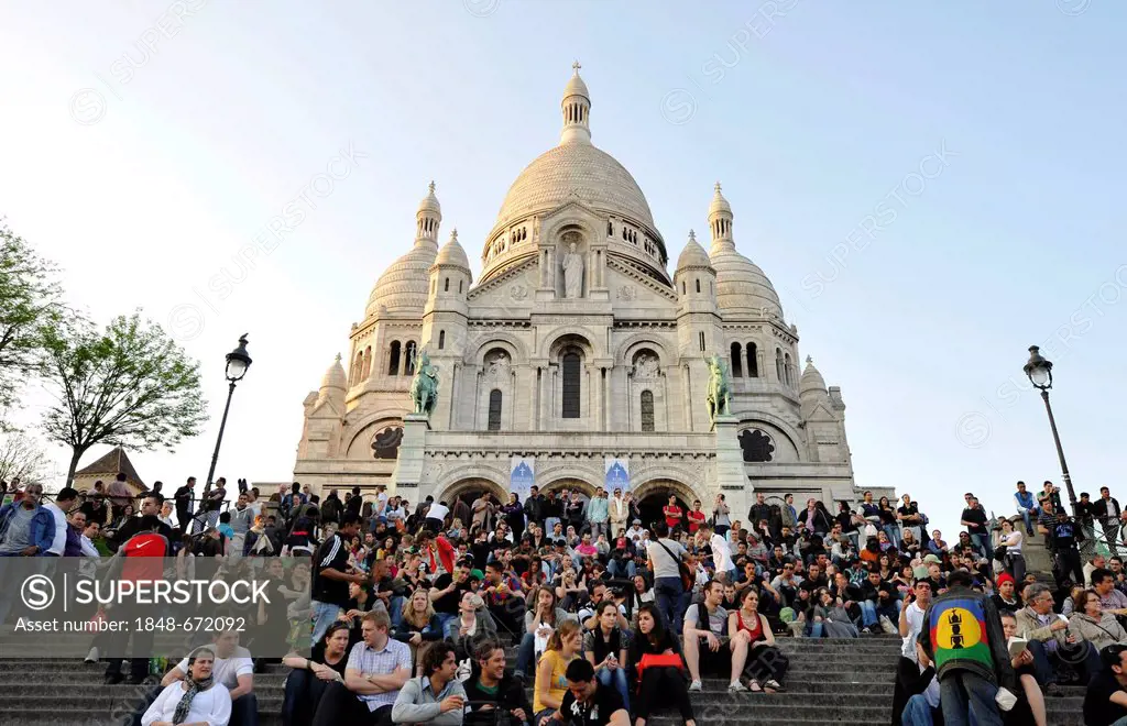 Tourists in front of the Basilica of the Sacred Heart, Sacré-Coeur Basilica, Montmartre district, Paris, France, Europe