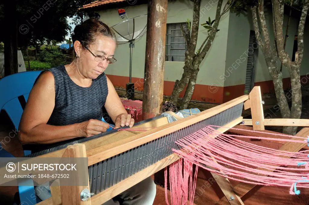 Arts and crafts, woman weaving table mats from dried banana leaves, settlement of the Movimento dos Trabalhadores Rurais sem Terra landless movement, ...