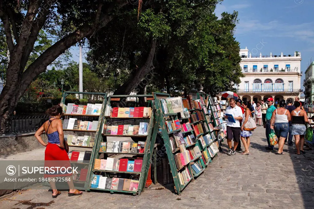 Book market, Plaza de Armas, Villa San Cristobal de La Habana, old town, La Habana, Havana, UNESCO World Heritage Site, Republic of Cuba, Caribbean, C...
