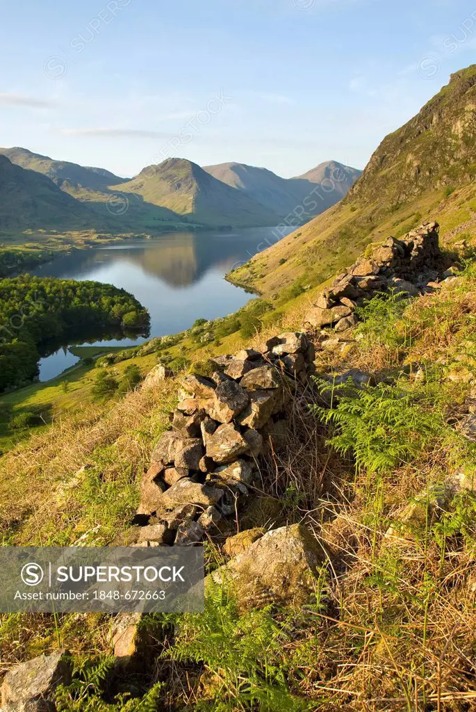 Old stone wall and the lake, England's deepest lake, lake Wastwater, lake Wast Water, Wasdale Valley, Lake District National Park, Cumbria, England, U...
