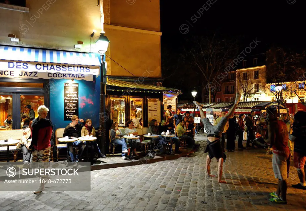 Street performers at night on Place du Tertre, Montmartre, Paris, France, Europe